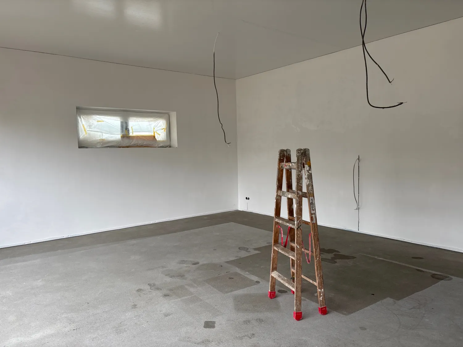 Fertig gespritzter Raum in einem Neubau, bereit für den nächsten Schritt