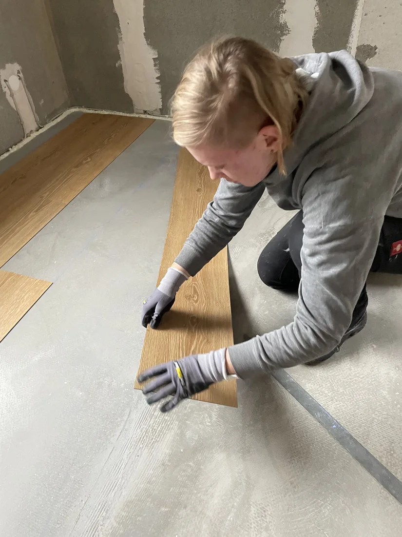 Daria verlegt einen Designboden
