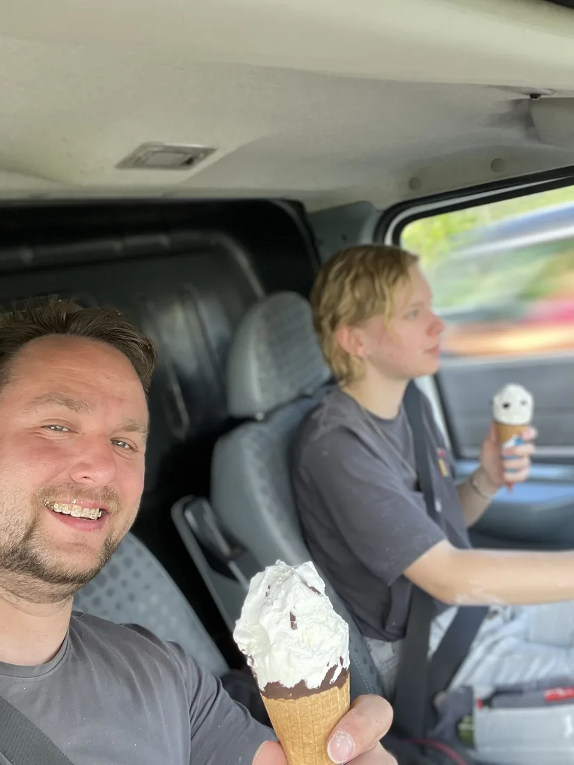 Daria und Marvin beim Feierabend-Eis im Firmenbus