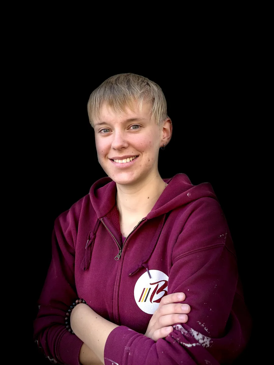 Porträt von Daria im Bedenknecht-Hoodie