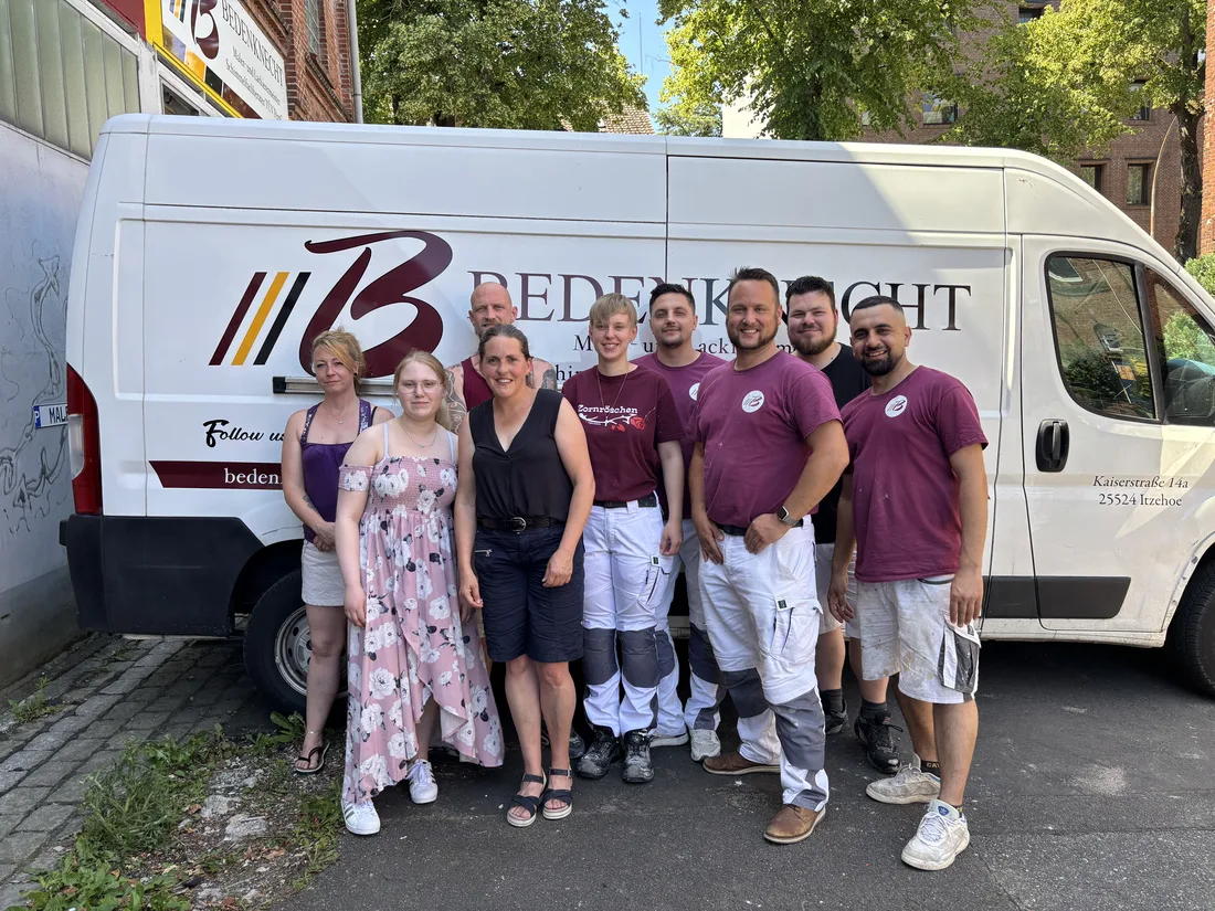 Das Team von Bedenknecht vor dem Firmenwagen