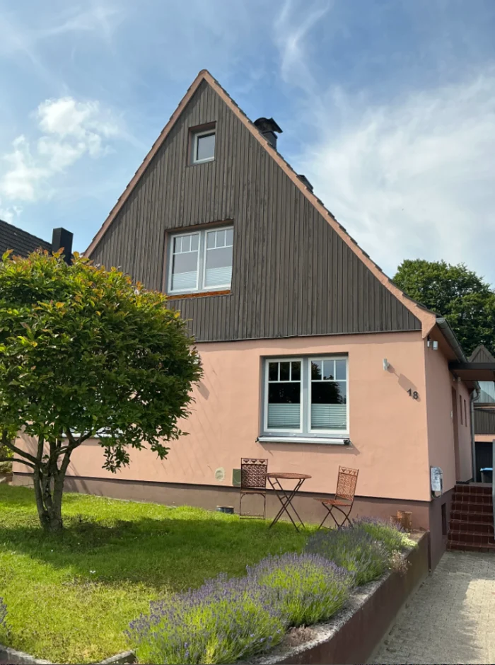 Die Fassade vor der Gestaltung in Lachs und dunklem Holzgiebel