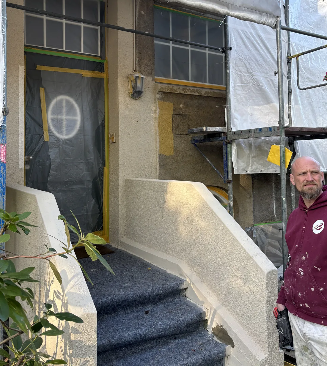 Bedenknecht-Mitarbeiter am Eingang der Villa während der Fassadenarbeiten