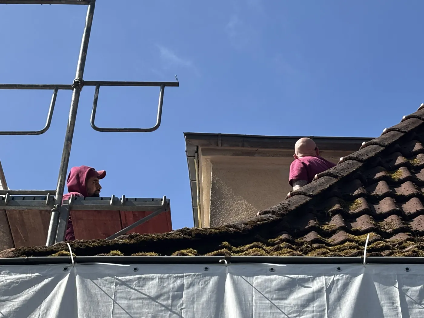 Arbeiten am Gerüst der Villa – Fassadensanierung in luftiger Höhe