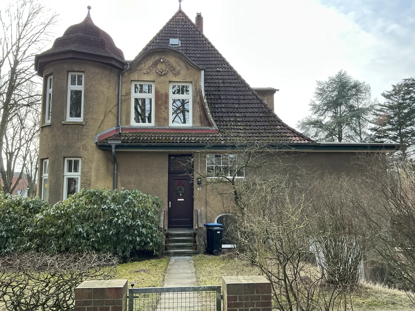Frontansicht der Villa von 1900 vor der Sanierung – stumpfer, verwitterter Putz
