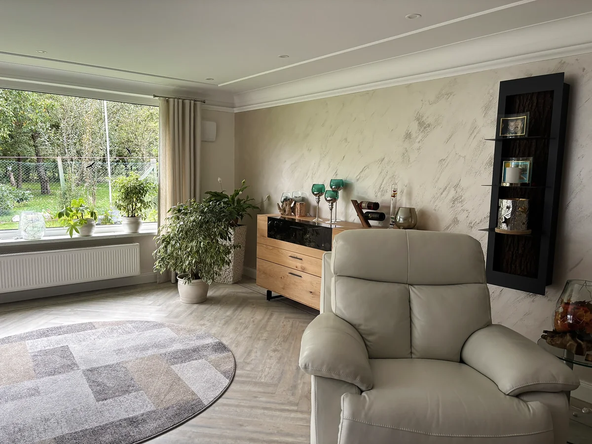 Wohnzimmer nach der Renovierung durch Bedenknecht Malerbetrieb – veredelte Wandgestaltung in Marmoroptik