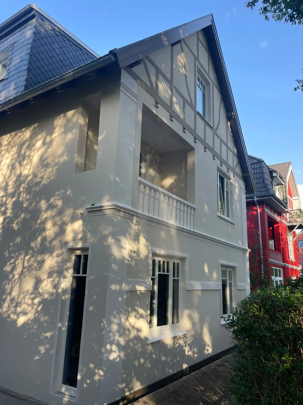 Erker mit Balkon nach der Sanierung, fein verputzt